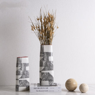 Vaso nordico con linee dipinte