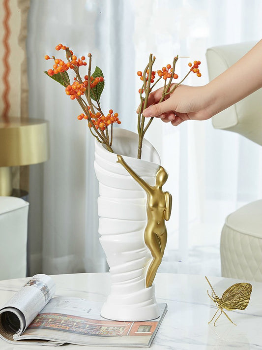 Vaso ondulato bianco con scultura dorata