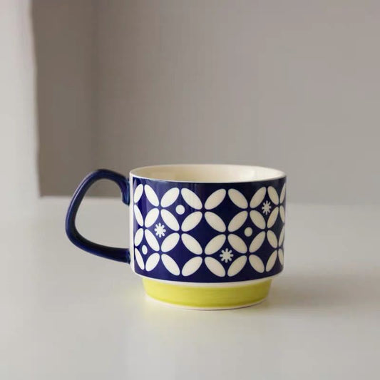 Tazza di ceramica retrò con fiori