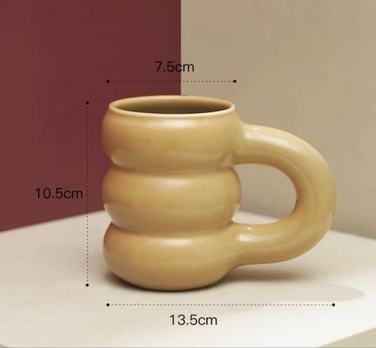 Tazza bianca bombata manico corposo