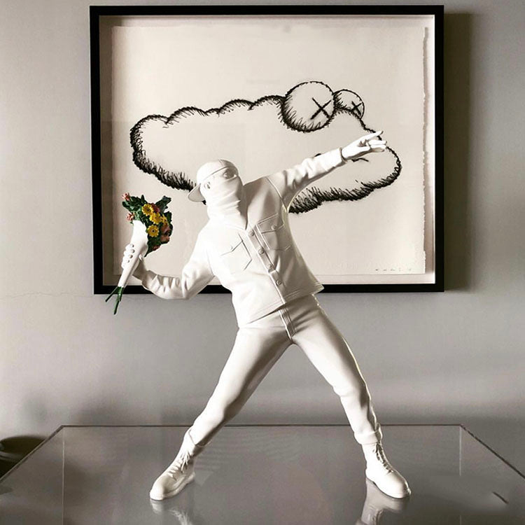 Scultura ragazzo con fiori