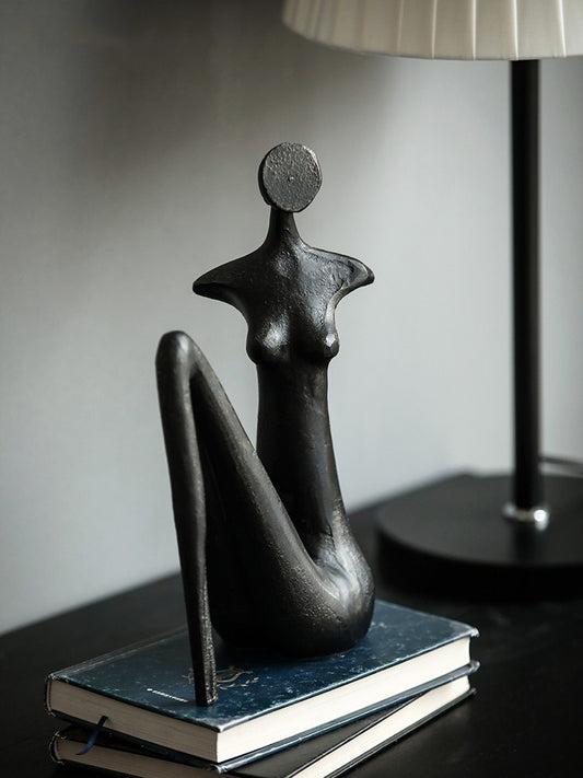 Scultura figura nera astratta lucida