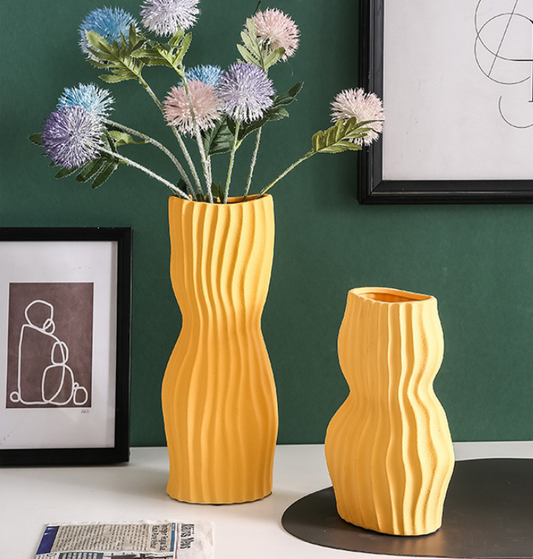 Vaso giallo a scanalature ondulate