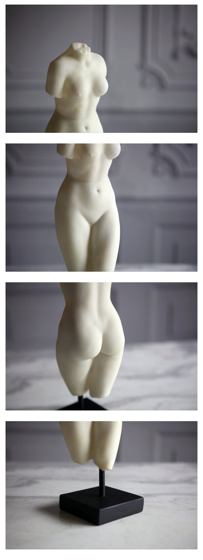 Statuetta bianca resina