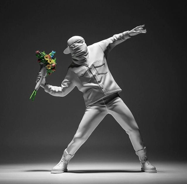 Scultura ragazzo con fiori