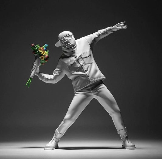 Scultura ragazzo con fiori