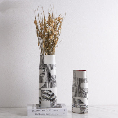 Vaso nordico con linee dipinte