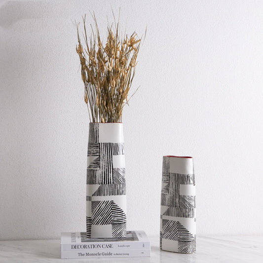 Vaso nordico con linee dipinte