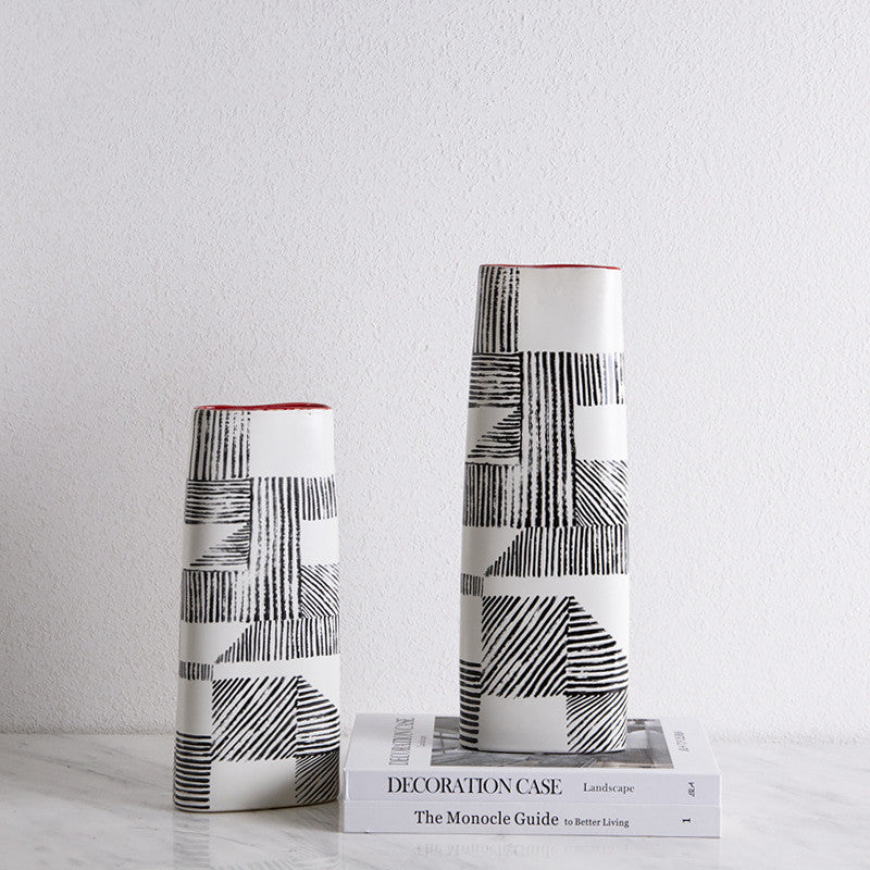Vaso nordico con linee dipinte