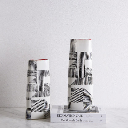 Vaso nordico con linee dipinte