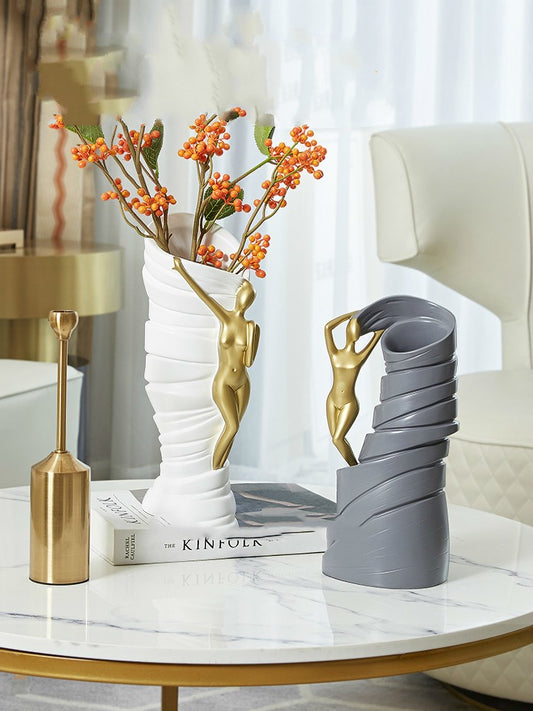 Vaso ondulato bianco con scultura dorata