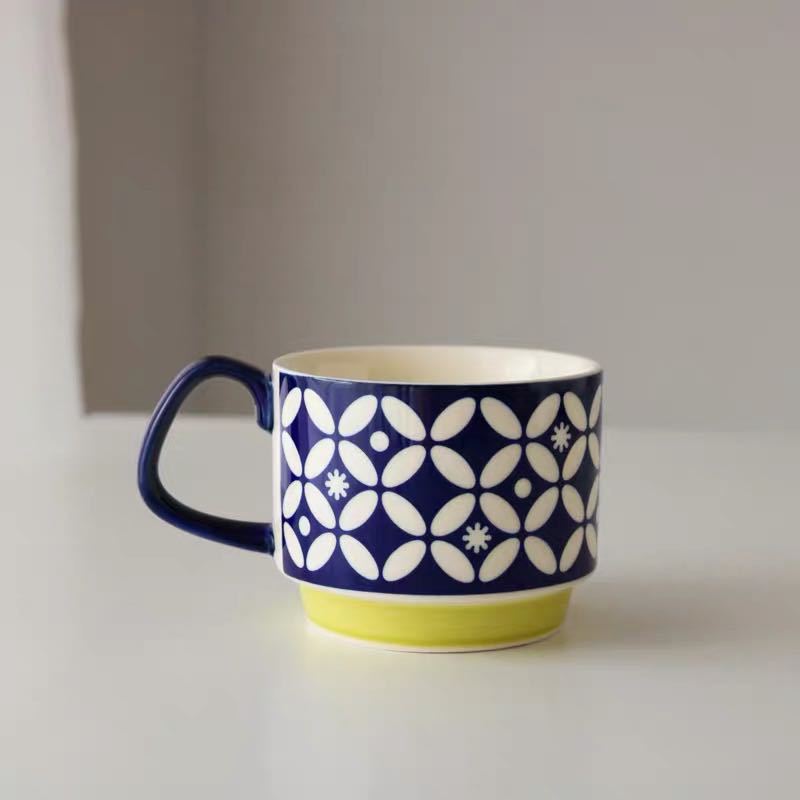 Tazza di ceramica retrò con fiori