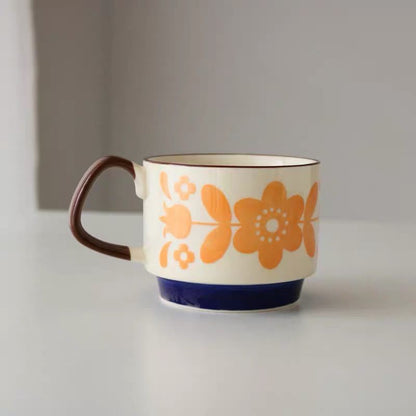 Tazza di ceramica retrò con fiori