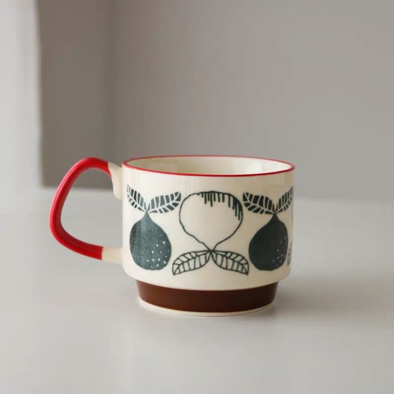 Tazza di ceramica retrò con fiori