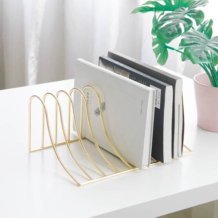 Reggilibri metallico con archi ondulati