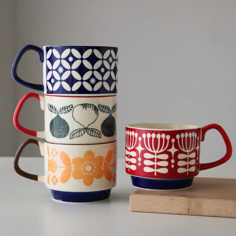 Tazza di ceramica retrò con fiori