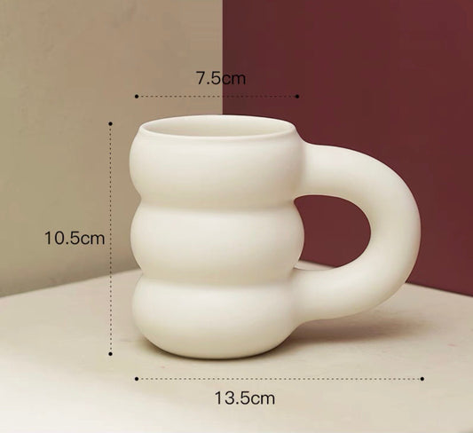 Tazza bianca bombata manico corposo