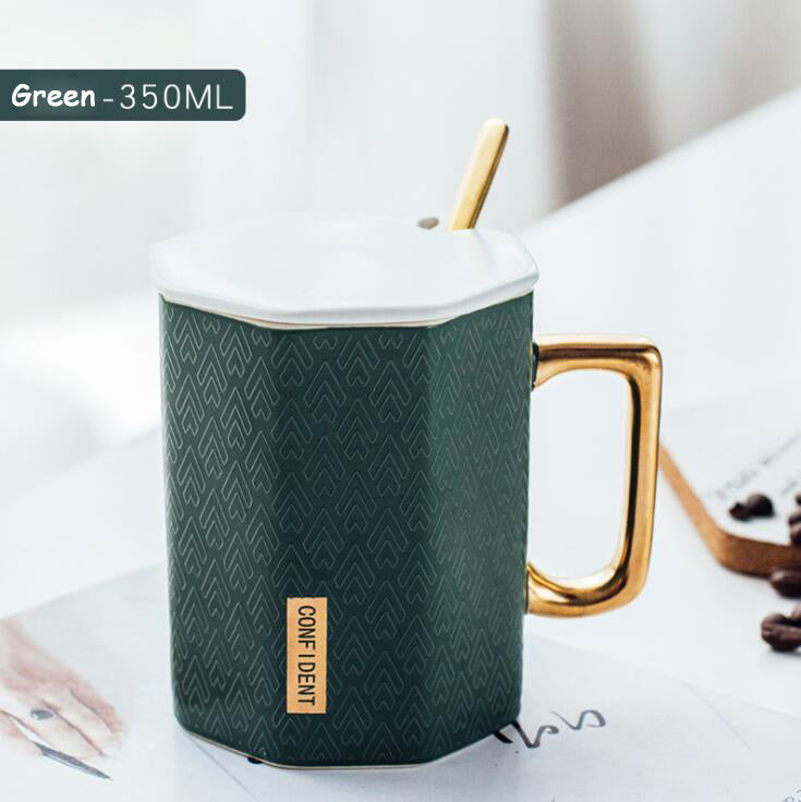 Tazza con coperchio e cucchiaio