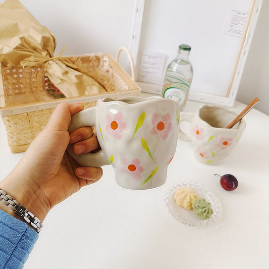 Tazza bianca con fiori colorati dipinti