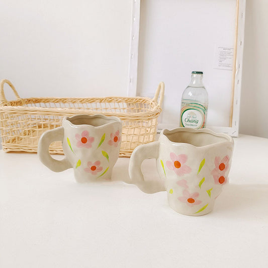 Tazza bianca con fiori colorati dipinti