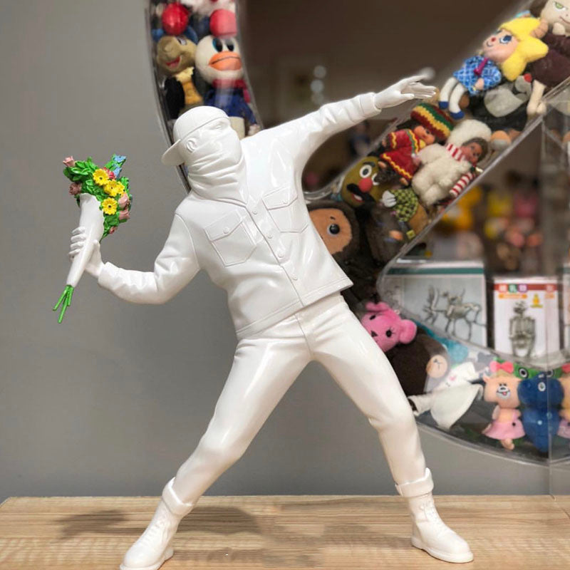Scultura ragazzo con fiori