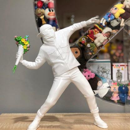Scultura ragazzo con fiori