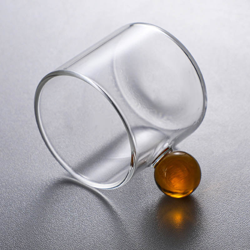 Tazza in vetro con manico sferico