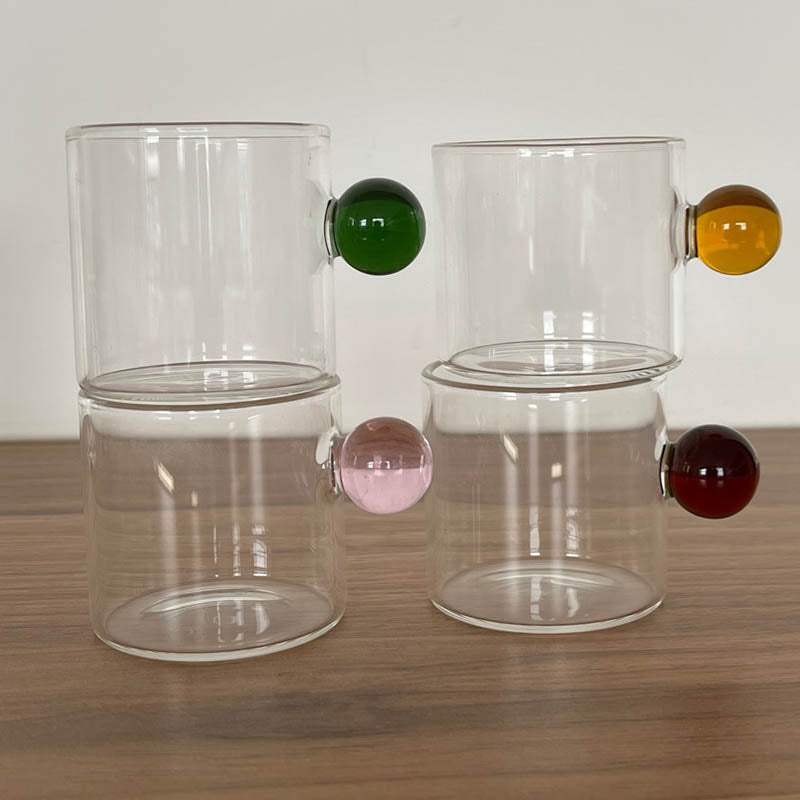 Tazza in vetro con manico sferico