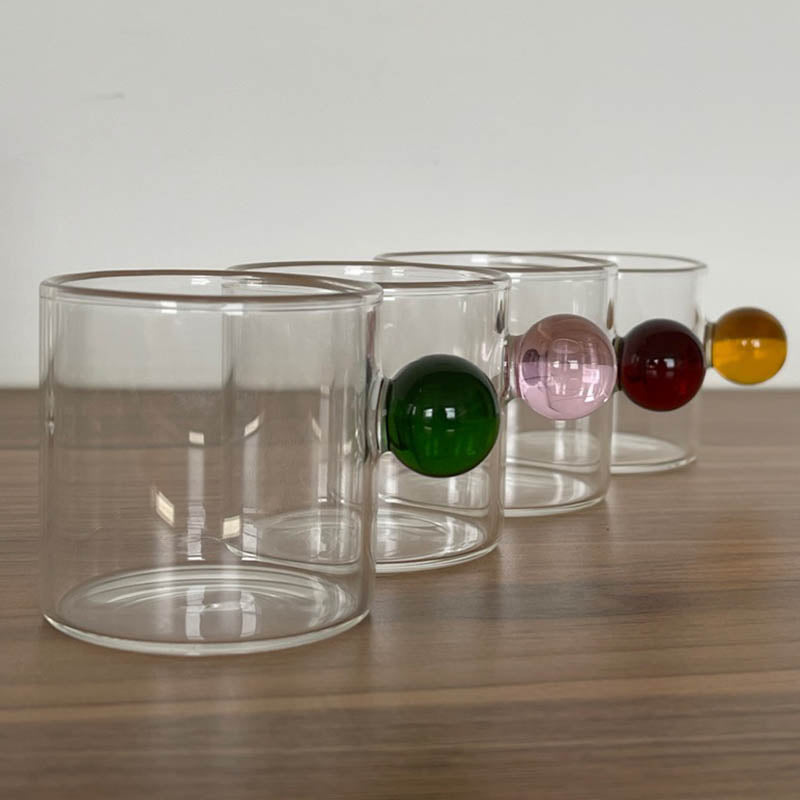 Tazza in vetro con manico sferico