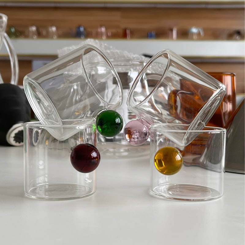Tazza in vetro con manico sferico