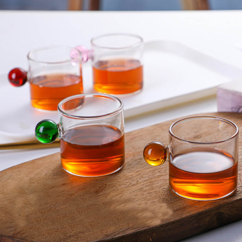 Tazza in vetro con manico sferico