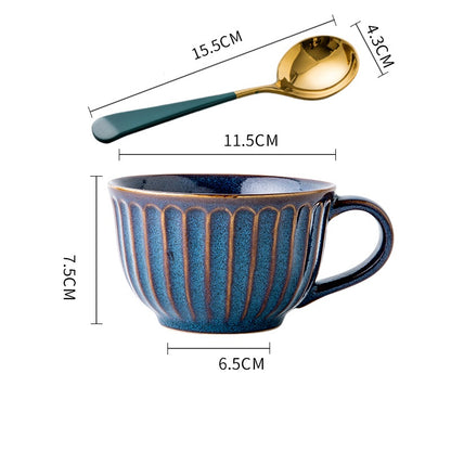 Tazza con cucchiaio colorato