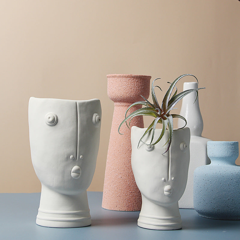 Vaso con volto astratto