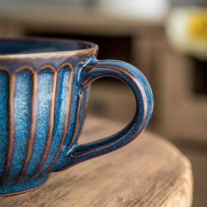 Tazza con cucchiaio colorato