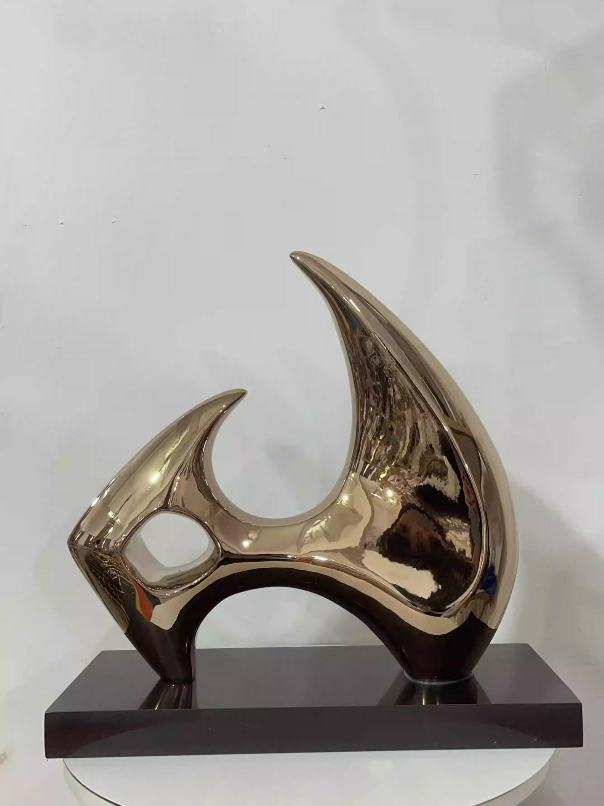 Scultura bicolore su piedistallo nero