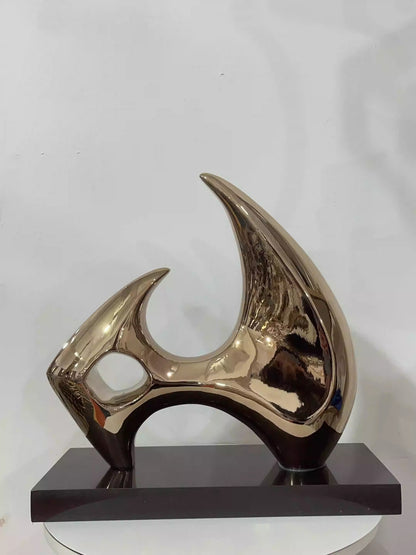 Scultura bicolore su piedistallo nero
