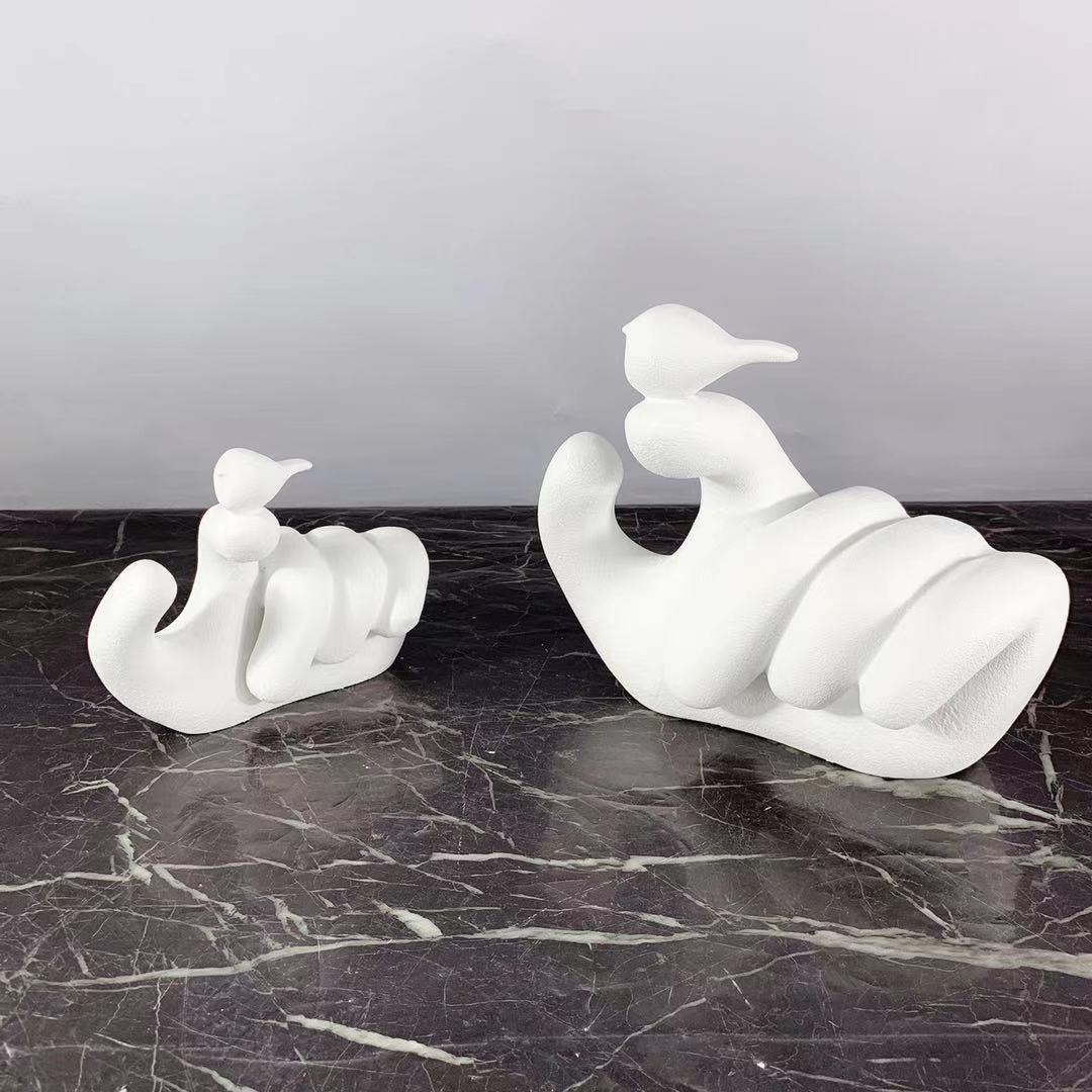 Scultura mano uccello