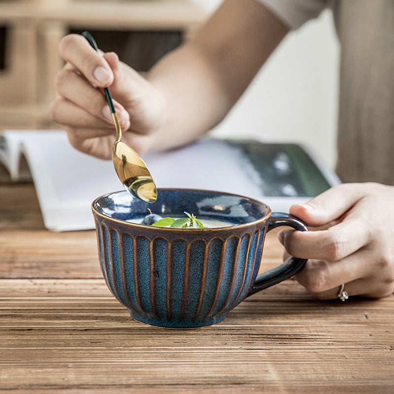 Tazza con cucchiaio colorato