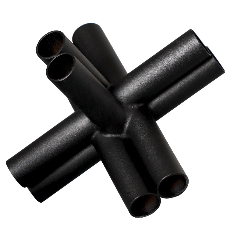 Scultura croce nera con tubi