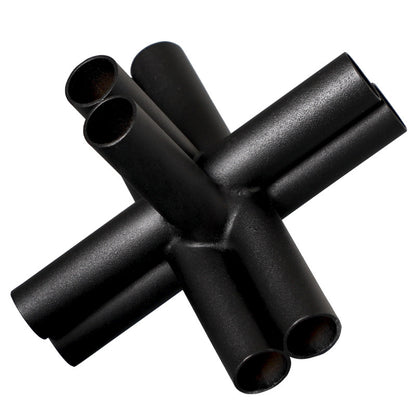 Scultura croce nera con tubi
