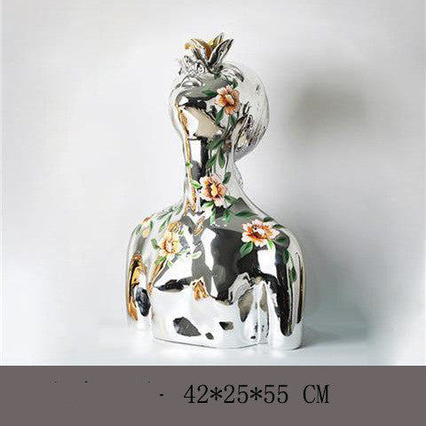 Scultura bianca figura con braccia verticali