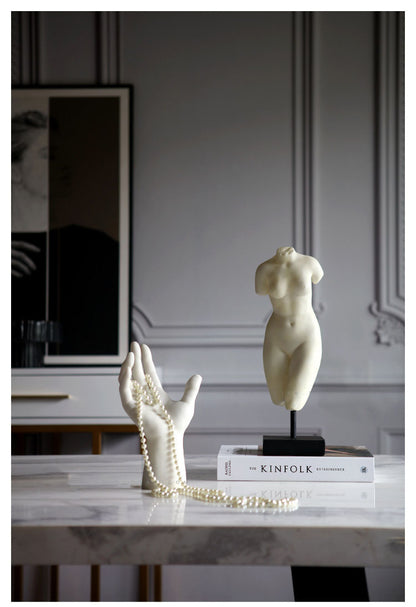 Statuetta bianca resina
