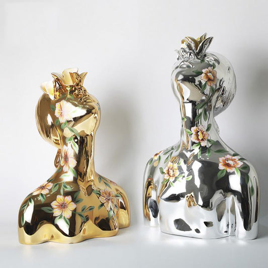 Scultura bianca figura con braccia verticali