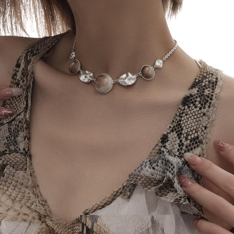 Collana bottone dipinto vintage