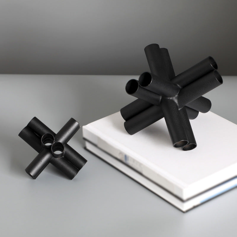 Scultura croce nera con tubi