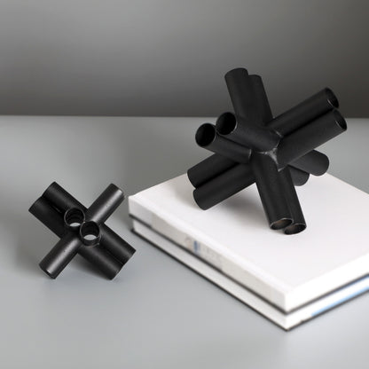Scultura croce nera con tubi