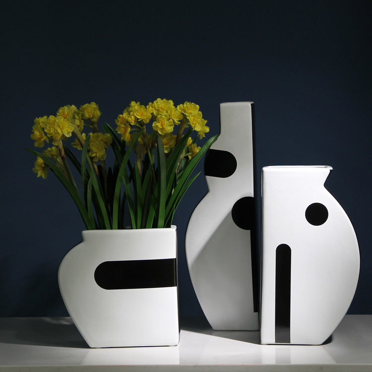 Ornamento in ceramica con fiori