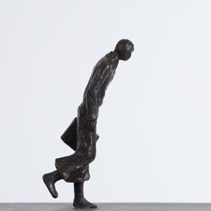 Figura nera ascendente su telaio