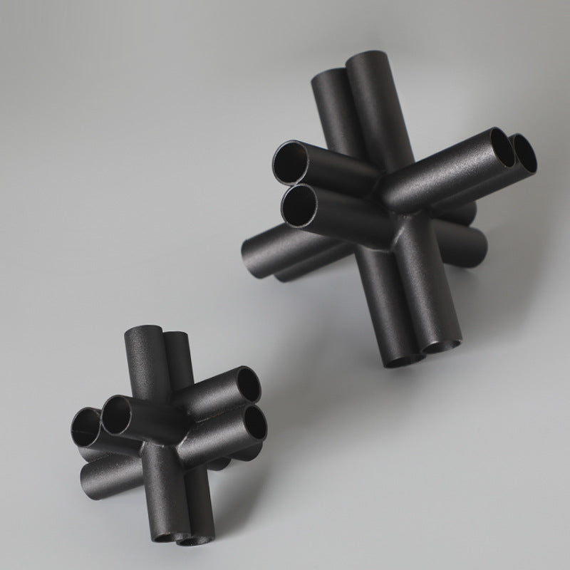 Scultura croce nera con tubi