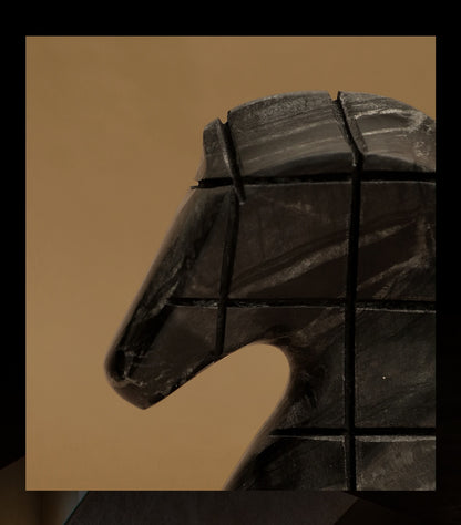 Testa di cavallo in marmo nero
